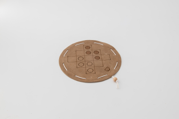 Preview: Queah, Brettspiel aus Liberia auf rundem, beigem Spielfeld aus Leder