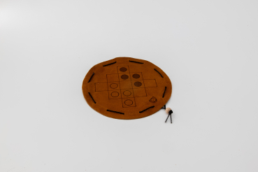 Preview: Queah, Brettspiel aus Liberia auf rundem, dunkelbraunem Spielfeld aus Leder