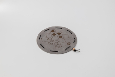 Preview: Queah, Brettspiel aus Liberia auf rundem, grauem Spielfeld aus Leder