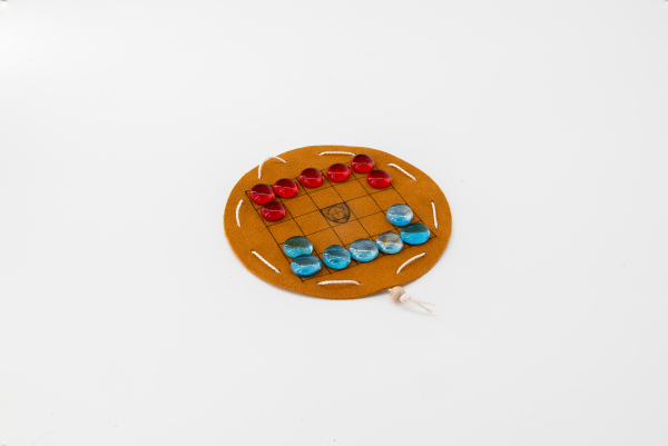 Kono with game pieces