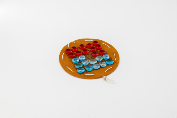 Seega mit Spielsteinen hellbraun